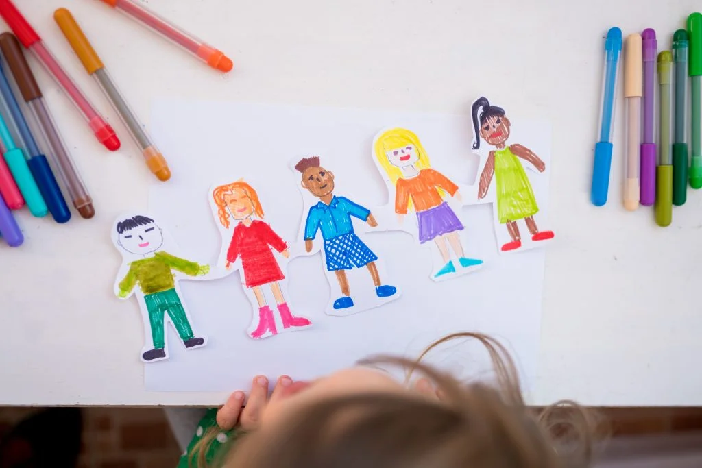 Recortes de papel de crianças de mãos dadas